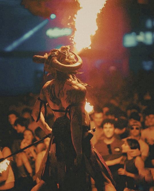 Concierto en directo con el público iluminado por focos