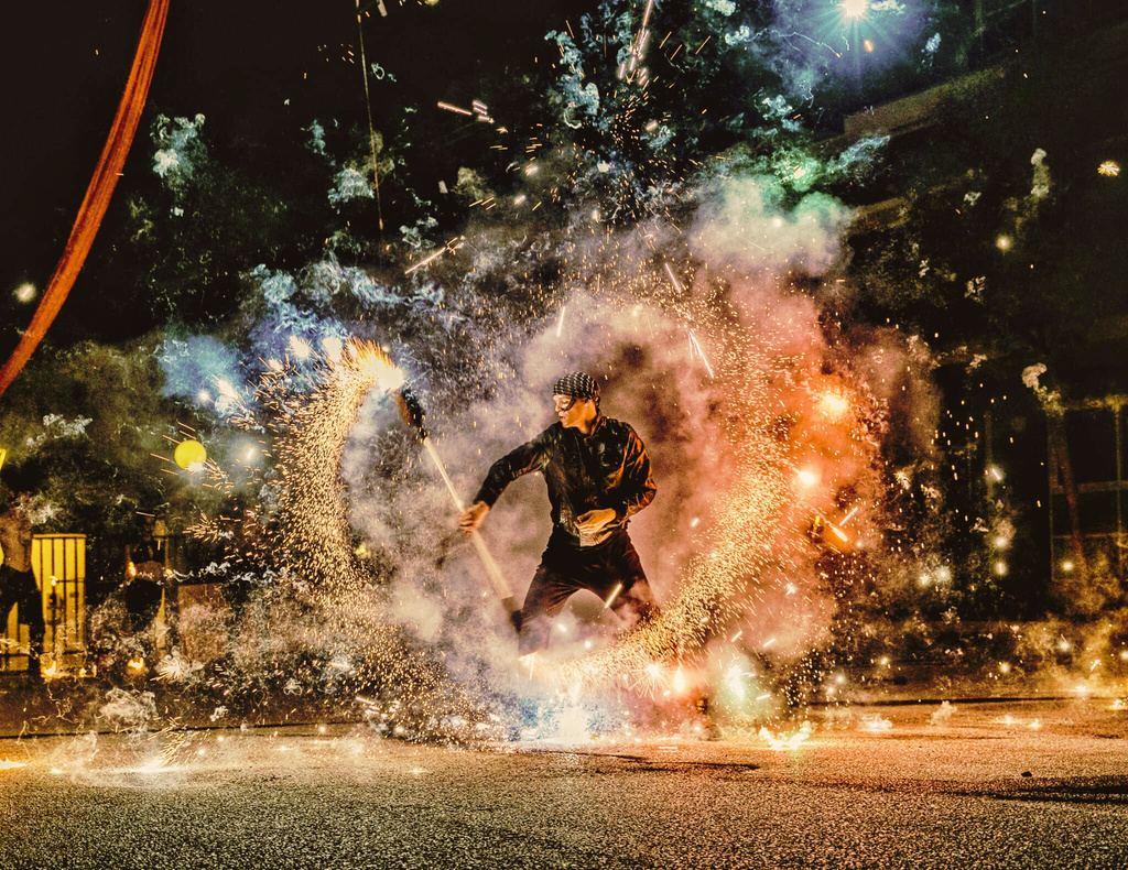 Performer de fuego durante un espectáculo nocturno al aire libre