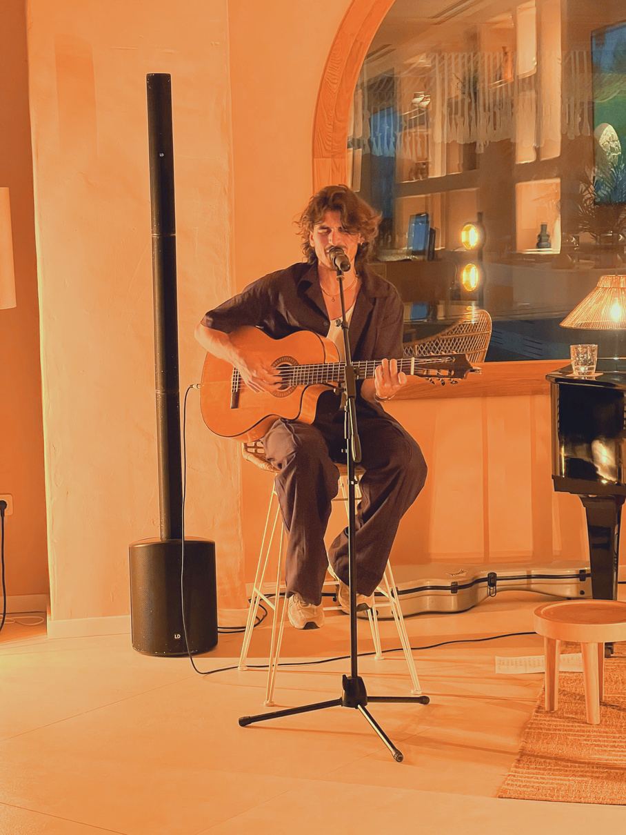 Músico con contrabajo actuando en el salón de un hotel