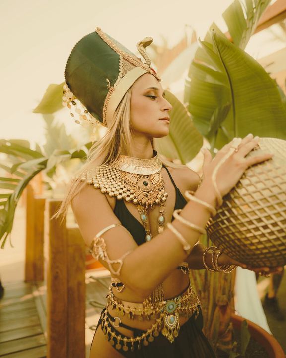 Artista con vestuario temático dorado en una performance
