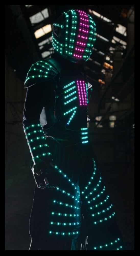 Performer con traje de LED iluminado en un evento nocturno